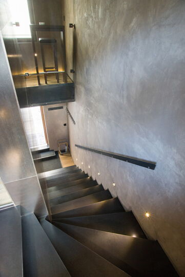Treppe Stahlblech schwarz